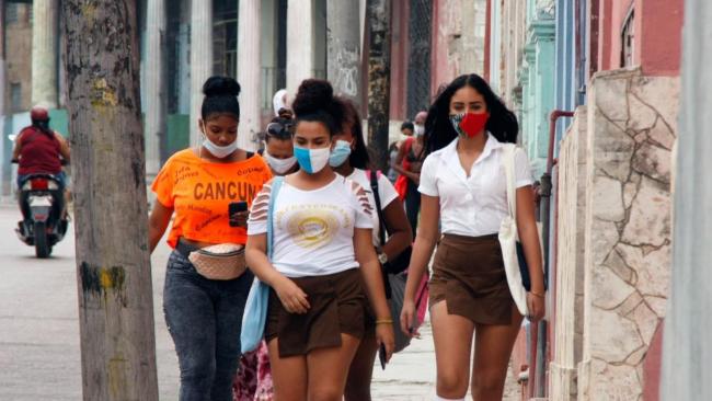 Jóvenes cubanas transitan por una calle de La Habana.