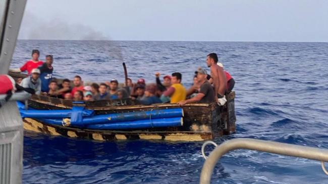 Balseros cubanos en una embarcación sobrecargada.