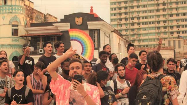 Activistas LGBTIQ cubanos rodeados de cristianos durante un culto público en el Vedado, La Habana.