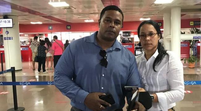 Los activistas cubanos Osvaldo Navarro y Marthadela Tamayo en el aeropuerto, tras ser impedidos de viajar a EEUU.