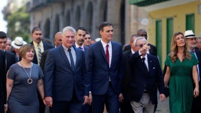 El presidente del Gobierno de España, Pedro Sánchez, junto a Miguel Díaz-Canel (izq.), en una visita a La Habana en 2018.