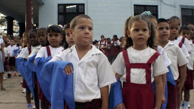 Niños en Cuba, educados para el totalitarismo.