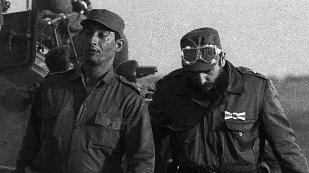 Arnaldo Ochoa (izq.) y Fidel Castro.