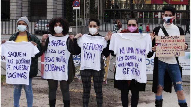 Activistas cubanos protestas en Madrid contra la violencia de género en la Isla.
