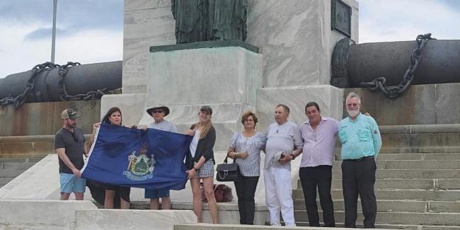 Representantes de los sectores agrícola y pesquero de EEUU despliegan una bandera de Maine en el Malecón habanero.