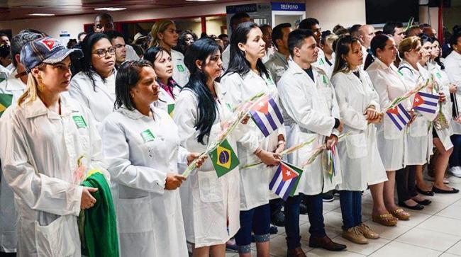 Médicos cubanos a su regreso de Brasil.