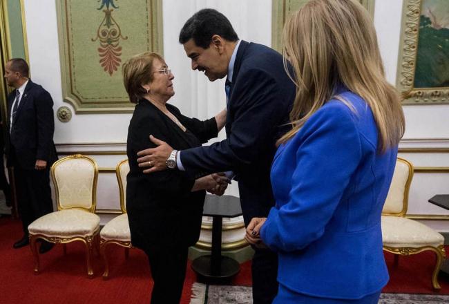 Michelle Bachelet saluda a Nicolás Maduro en una de sus visitas a Venezuela.