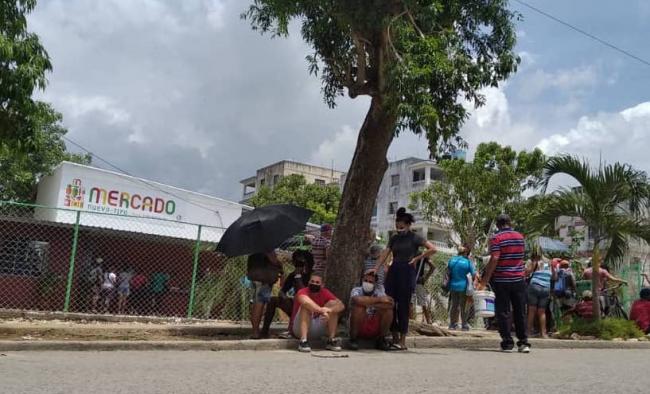Compradores a la espera en un mercado de La Habana.