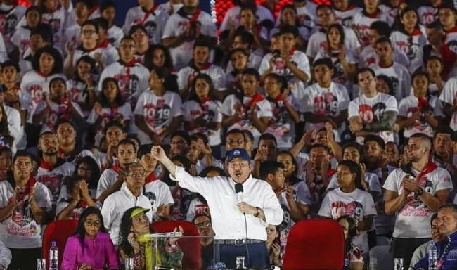 Daniel Ortega habla en un acto de masas.