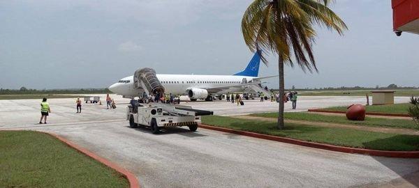 Llegada de vuelo chárter a Camagüey procedente de EEUU.
