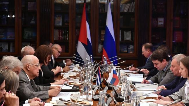 Reunión entre Ricardo Cabrisas y Yuri Borisov en Moscú.