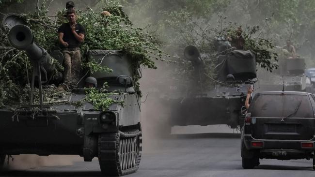 Militares ucranianos en vehículos con torretas estadounidenses de 155 mm M109, en Donetsk, Ucrania, 13 de junio de 2022.