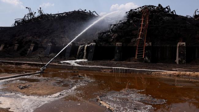 Harina de semillas de girasol quemada en un área destruida de la terminal de granos Nika-Tera, en Donetsk, Lugansk.
