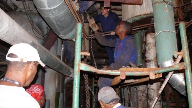 Trabajadores ocupados en la reparación de una termoeléctrica en Cuba.