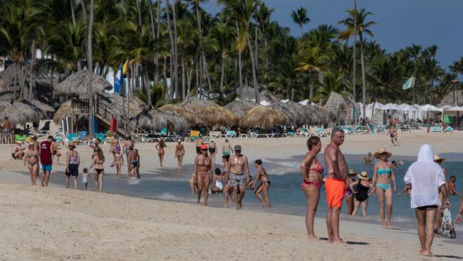 Turistas en una playa de República Dominicana.