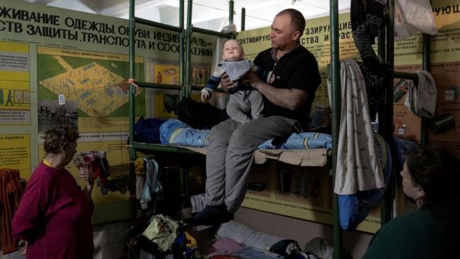 Un hombre sostiene a su bebé dentro del refugio antibombas de la planta química Azot, en Severodonetsk, Lugansk, Ucrania, el 16 de abril de 2022.
