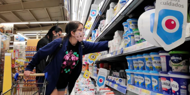 Consumidores en un supermercado en Argentina.