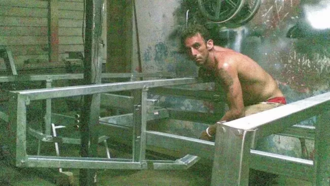 Richard Morera durante la construcción de un balsa en Cuba.