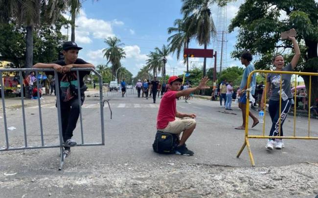 Migrantes bloquean las calles de Tapachula.