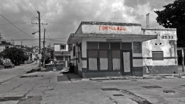 Gasolinera en desuso en La Habana.