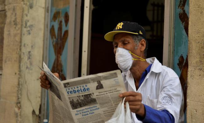 Un cubano lee el periódico.