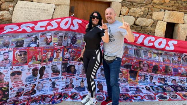 Activistas cubanos en peregrinación a Santiago de Compostela muestran un cartel con los rostros del 11J.