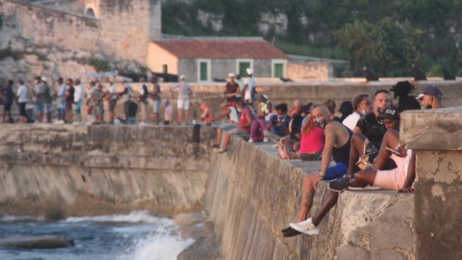 Imagen de los cubanos en el Malecón de La Habana.