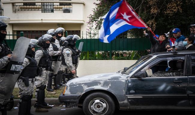 Manifestación cerca de la Embajada de Cuba en Montevideo que conmemora el aniversario de las manifestaciones del 11J.