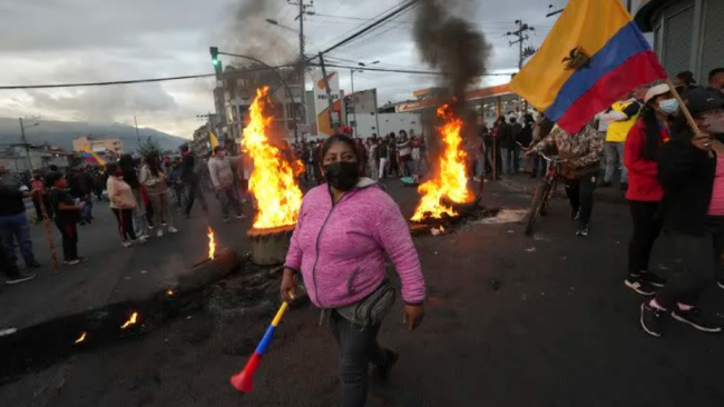 Cortes de carreteras durante las protestas en Ecuador.