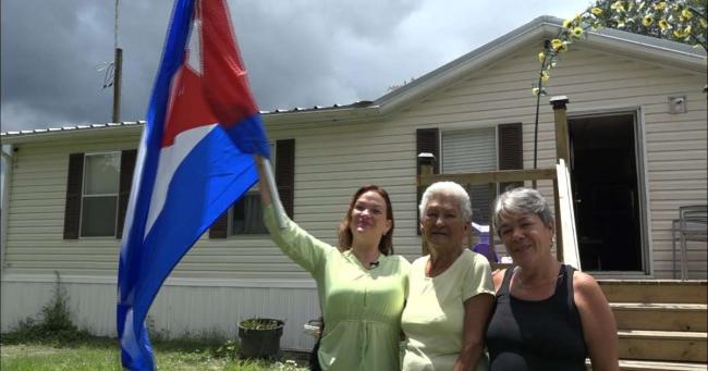 Una anciana cubana llega a EEUU.