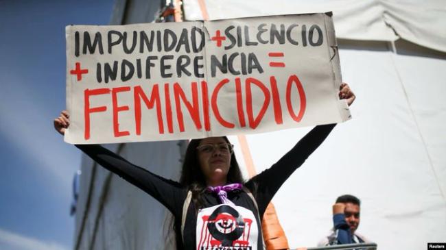 Mujer protesta contra los feminicidios.
