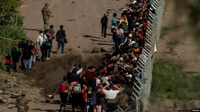 Migrantes detenidos en la frontera de México y EEUU este 13 de julio de 2022.