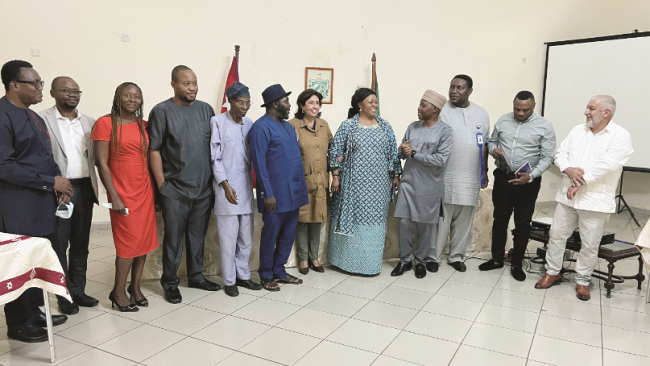 Funcionarios nigerianos que se reunieron con el embajador de Cuba en ese país.