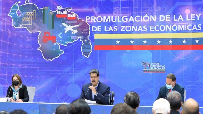 Nicolás Maduro promulgando la Ley de Zonas Económicas Especiales.