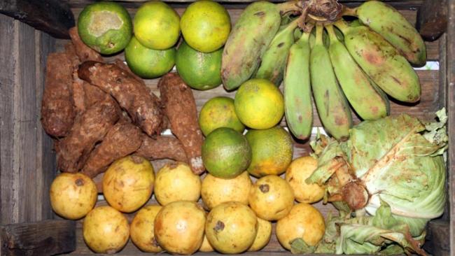 Una caja con algunos productos agrícolas a la venta en La Habana.