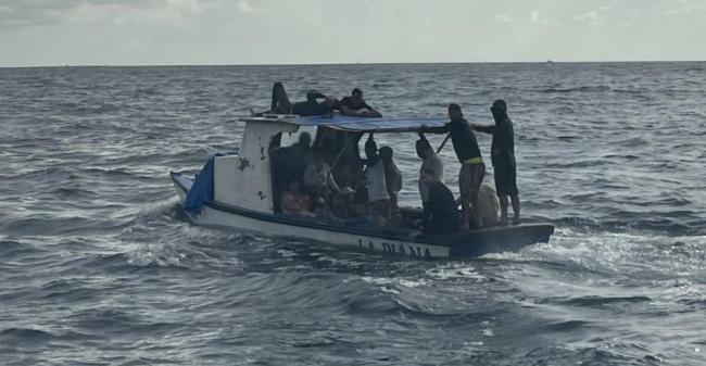 Balseros cubanos interceptados y repatriados por la Guardia Costera.