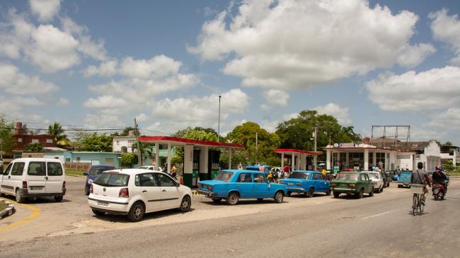 Cola de carros para cargar combustible en Camagüey.