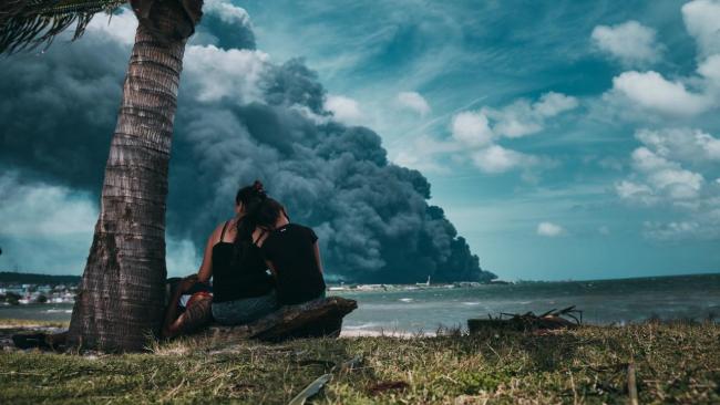 La columna de humo del incendio vista desde el otro lado de la Bahía de Matanzas.