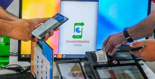 Un cubano realiza un pago mediante la aplicación Transfermóvil, de ETECSA.