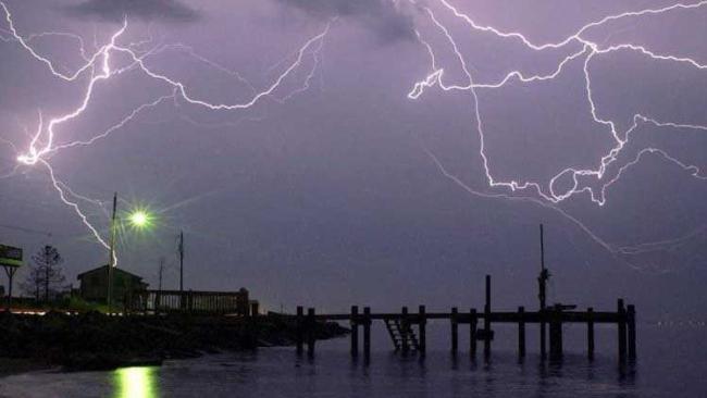 Una descarga eléctrica durante una tormenta.