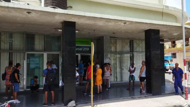 Así estaba el banco de Zanja y Belascoaín, en La Habana, el primer día de compra de divisas por el Estado.