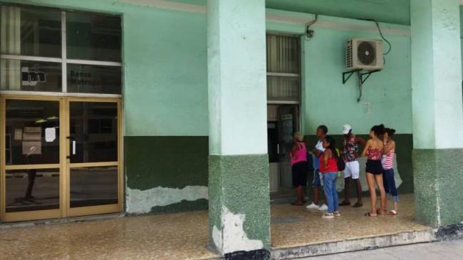 Cubanos esperan para entrar a una oficina del Banco Metropolitano en Cuba.