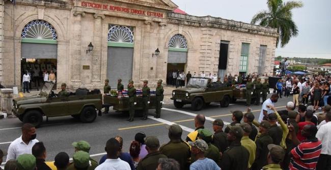 Cubanos ante el traslado de las 14 urnas cinerarias de los bomberos hasta el Panteón de los caídos por la Defensa.
