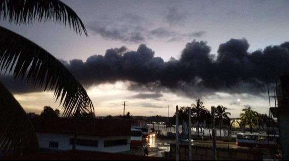 Una nube de humo sobre la ciudad de Matanzas provocada por el incendio en la Base de Supertanqueros.