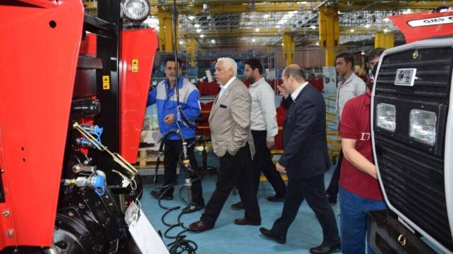 El embajador cubano durante su recorrido por la fábrica iraní.