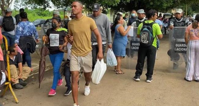 Migrantes que salen de Tapachula para realizar sus trámites en otros municipios.