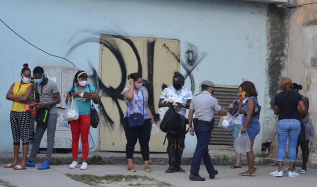 Mujeres cubanas en una cola.