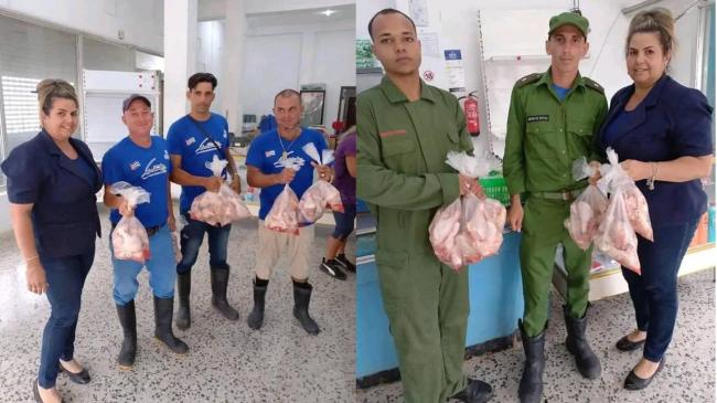 Una directiva de una tienda entrega paquetes de pollo a bomberos y rescatistas cubanos.