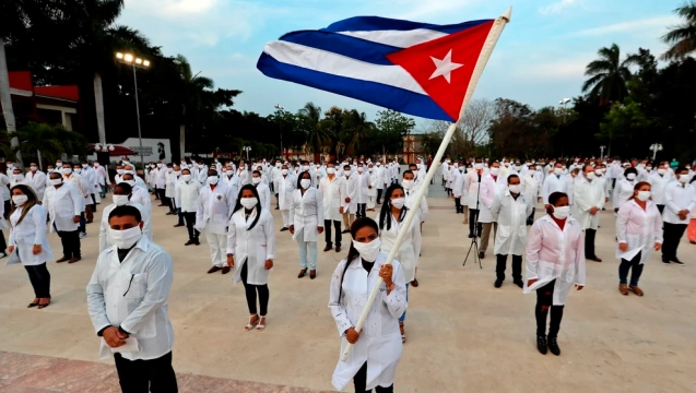 Médicos cubanos enviados a cumplir misión en el exterior.