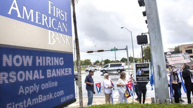Protesta de cubanos frente a un banco en Miami.